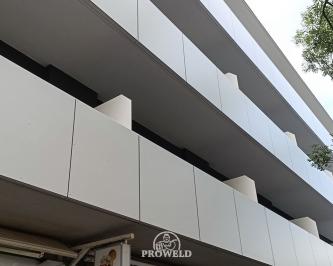 images/terrazze-hotel-lignano-sabbiadoro/lavoro-terrazze-lignano/05-hotel-dopo-carpenteria-lignano-sabbiadoro-pannelli-laminato.jpg